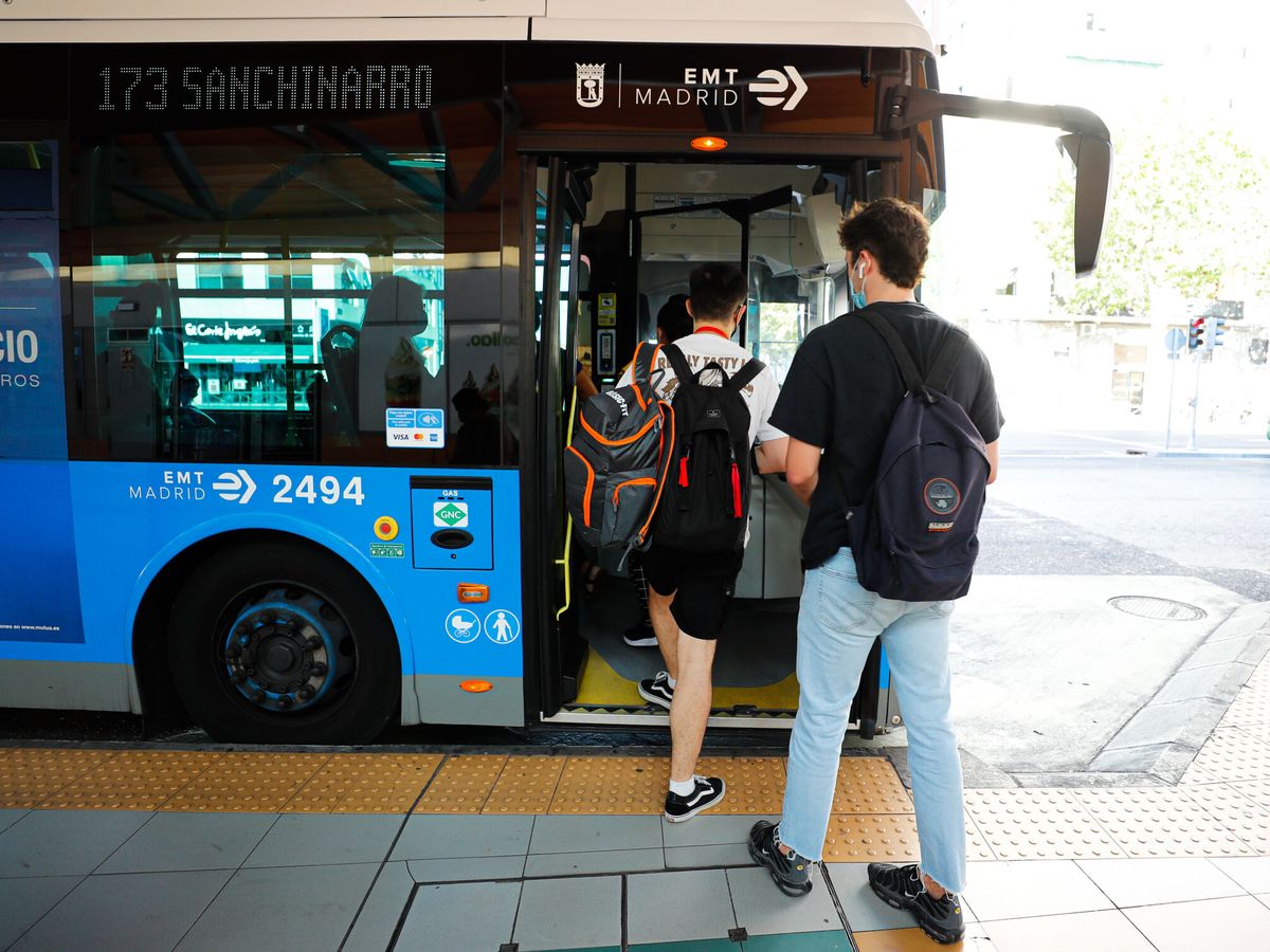 Foto: Varios pasajeros toman en autobús en Plaza Castilla en Madrid. (EFE/Luis Millán)