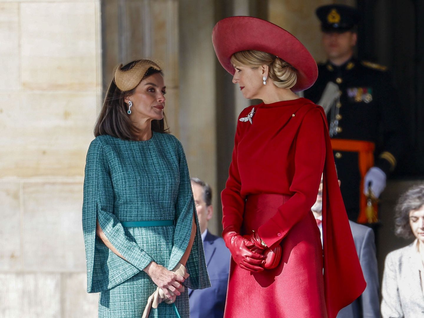 Las reinas Letizia y Máxima conversan durante su primer encuentro. (EFE)