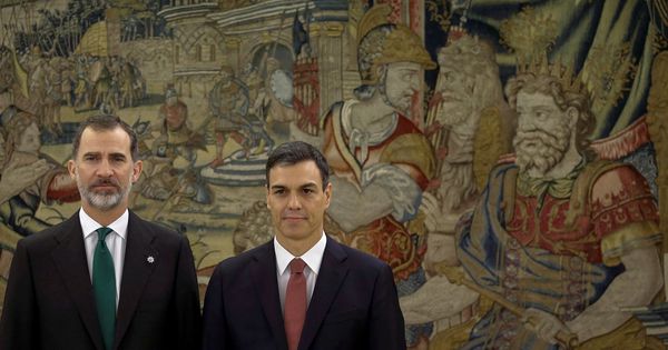 Foto: Pedro Sánchez posa para los fotógrafos con el rey Felipe VI tras tomar posesión de su cargo en la Zarzuela, este 2 de junio. (Reuters)