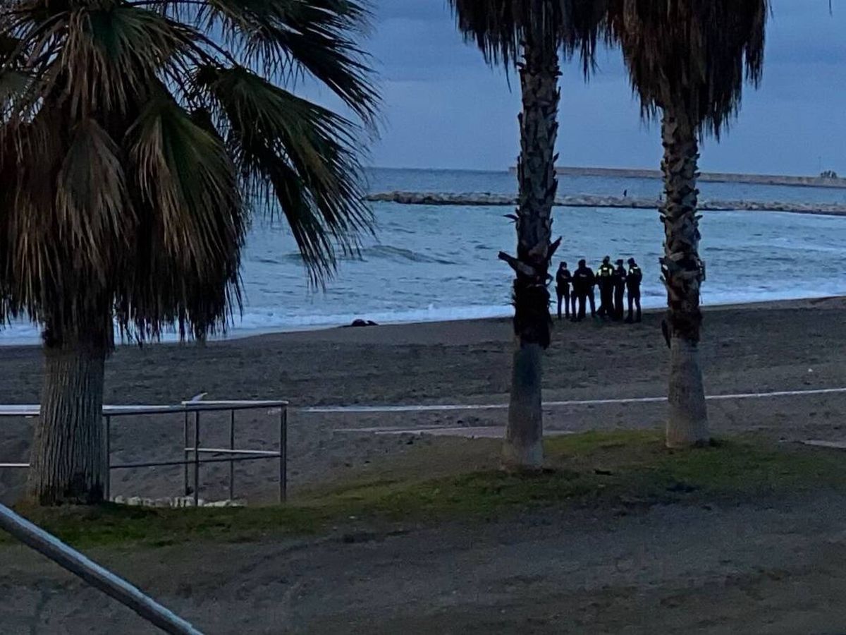 Foto: Agentes de la Policía Nacional y la Policía Local de Málaga, junto al cadáver hallado esta mañana. (EC)