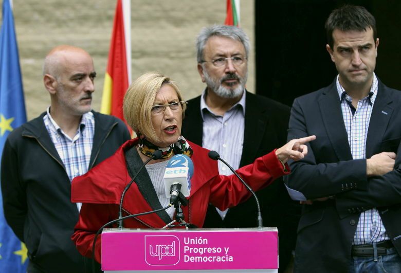 La líder de UPyD, Rosa Díez, en un acto electoral de su partido en la plaza de la Constitución de San Sebastián. (EFE)