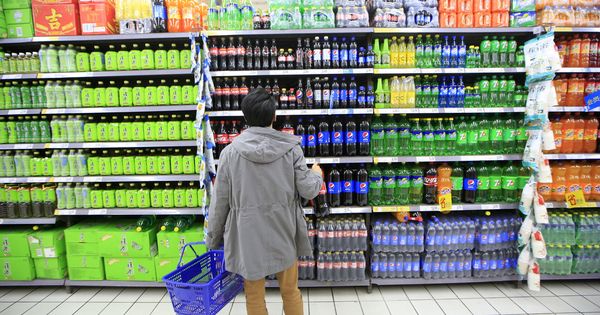 Foto: Un consumidor en un supermercado delante del stand de bebidas. (Reuters)