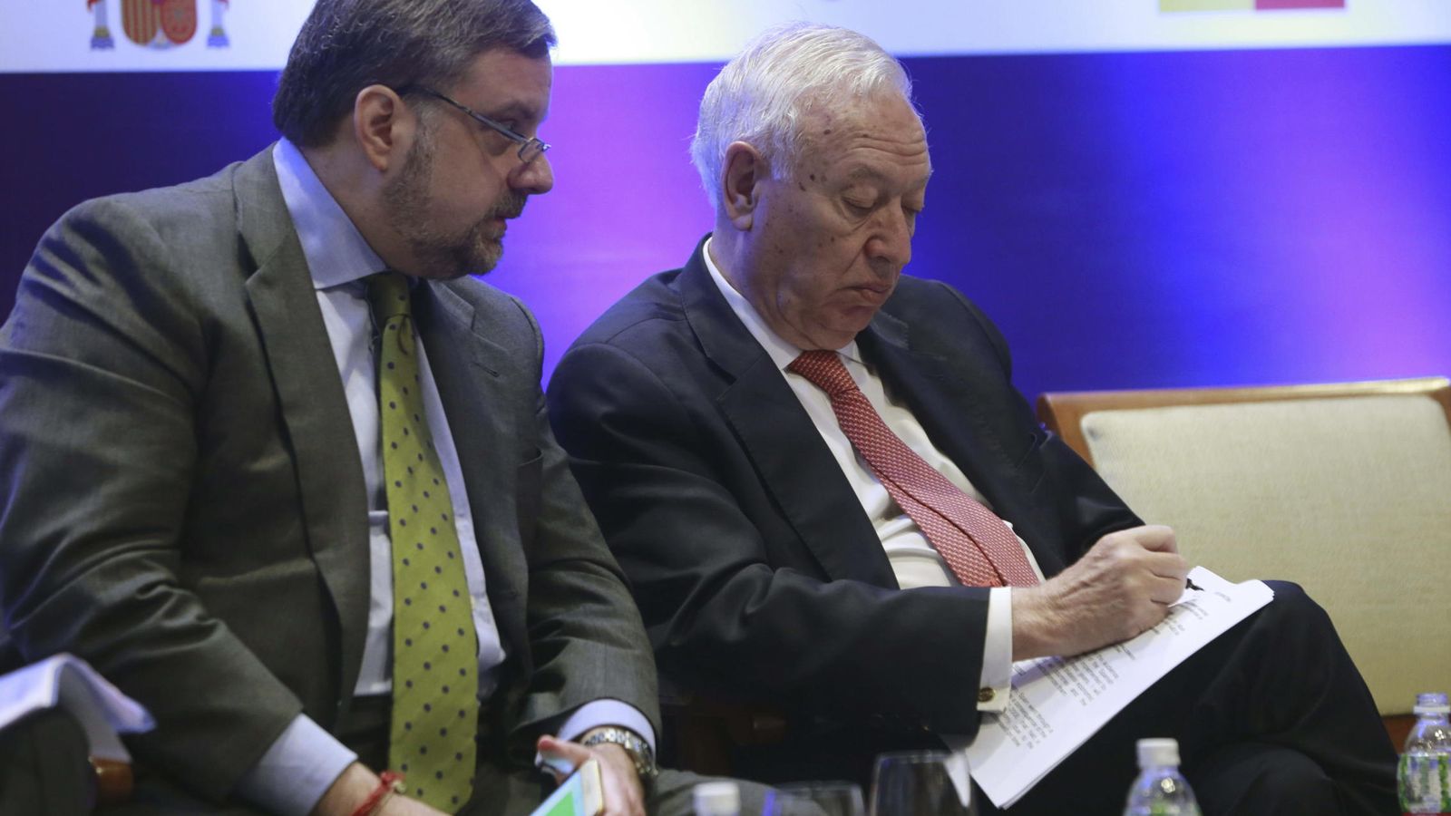 Foto: Gustavo de Arístegui, exembajador en la India, junto al ministro José Manuel García Margallo. (EFE)