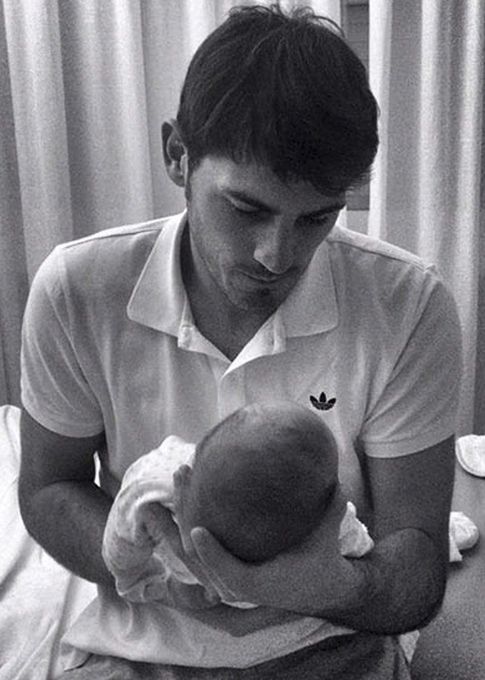 Casillas posa con su hijo: 'bienvenido a mi mundo, martín'