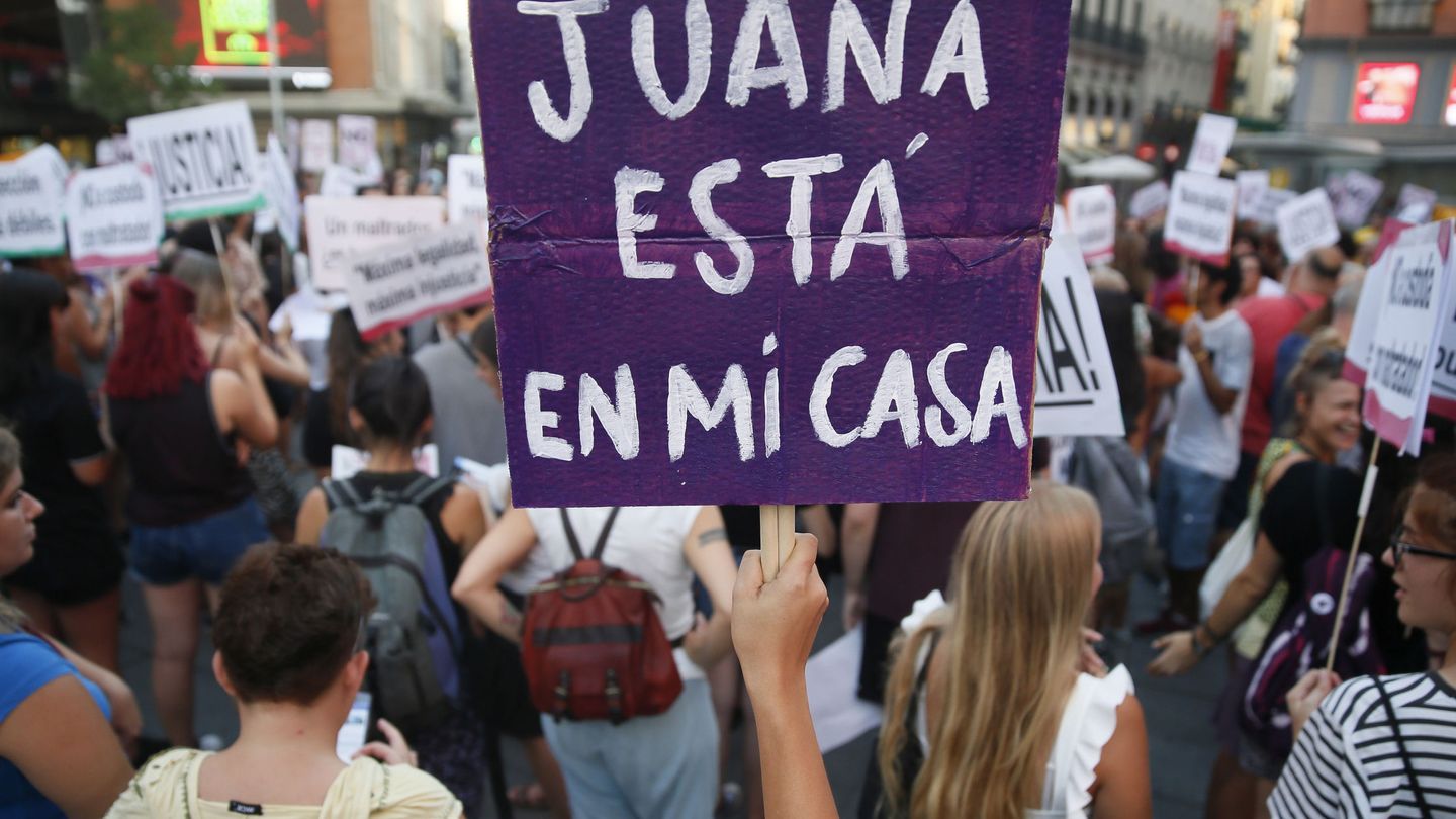 Concentración en apoyo a Juana Rivas en Madrid. (EFE)