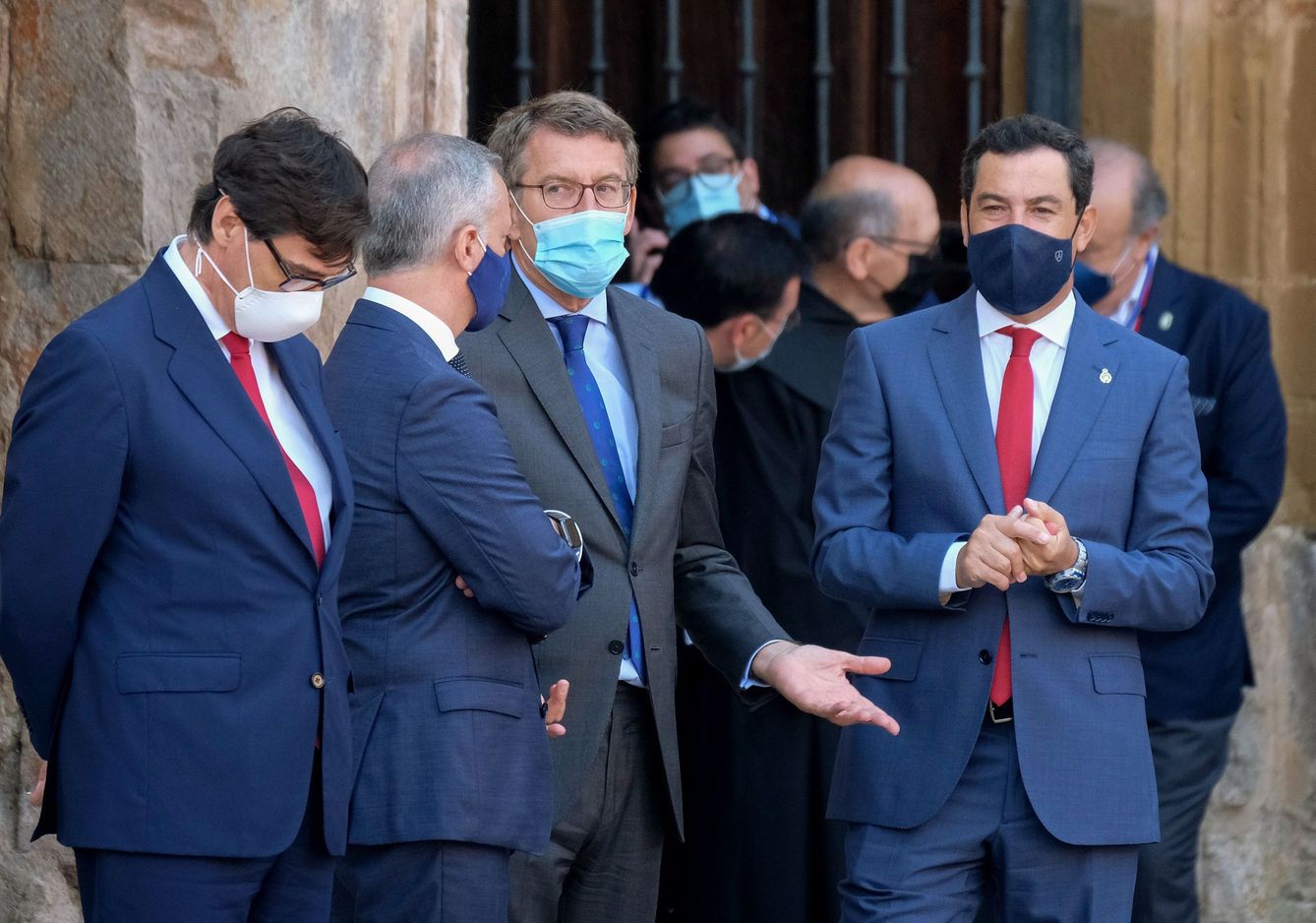 De derecha a izquierda: los presidentes de Andalucía, Juanma Moreno; Galicia, Alberto Núñez Feijóo; País Vasco, Iñigo Urkullu; y el ministro de Sanidad, Salvador Illa. (EFE)