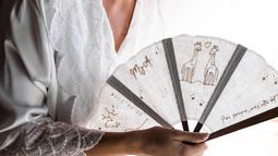 Esta marca cordobesa ha convertido sus abanicos artesanales en el nuevo 'must' de las novias (y se pueden personalizar)