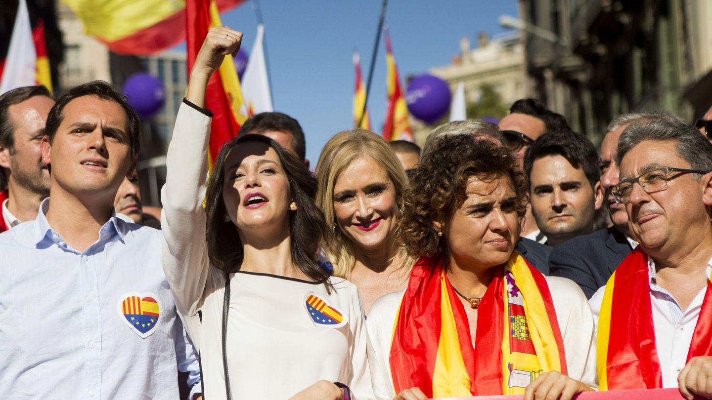 Rivera, Inés Arrimadas, Cifuentes, Monserrat y Millo en la manifestación de Barcelona. (EFE)