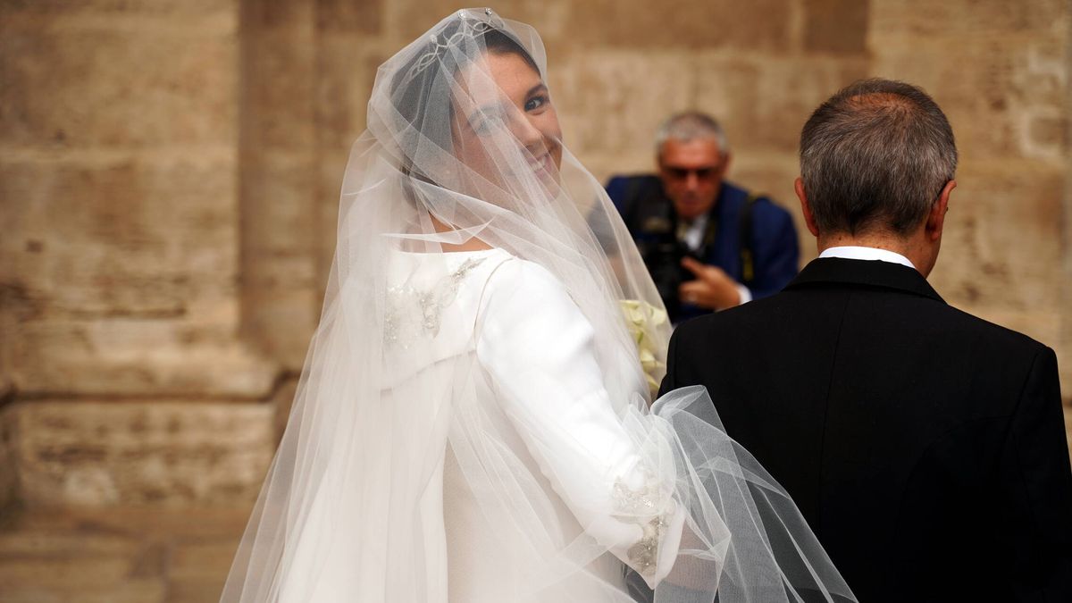 El vestido de novia de Carolina Torio, al detalle: cola de 3 metros, bordado a mano y diseño español