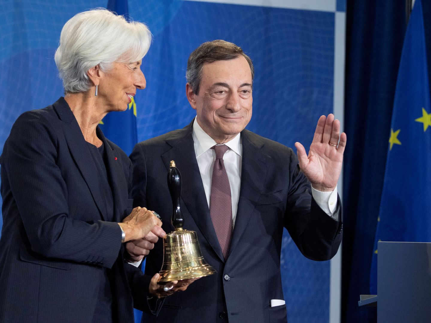 Christine Lagarde, junto a su predecesor en la presidencia del BCE, Mario Draghi. (Reuters)