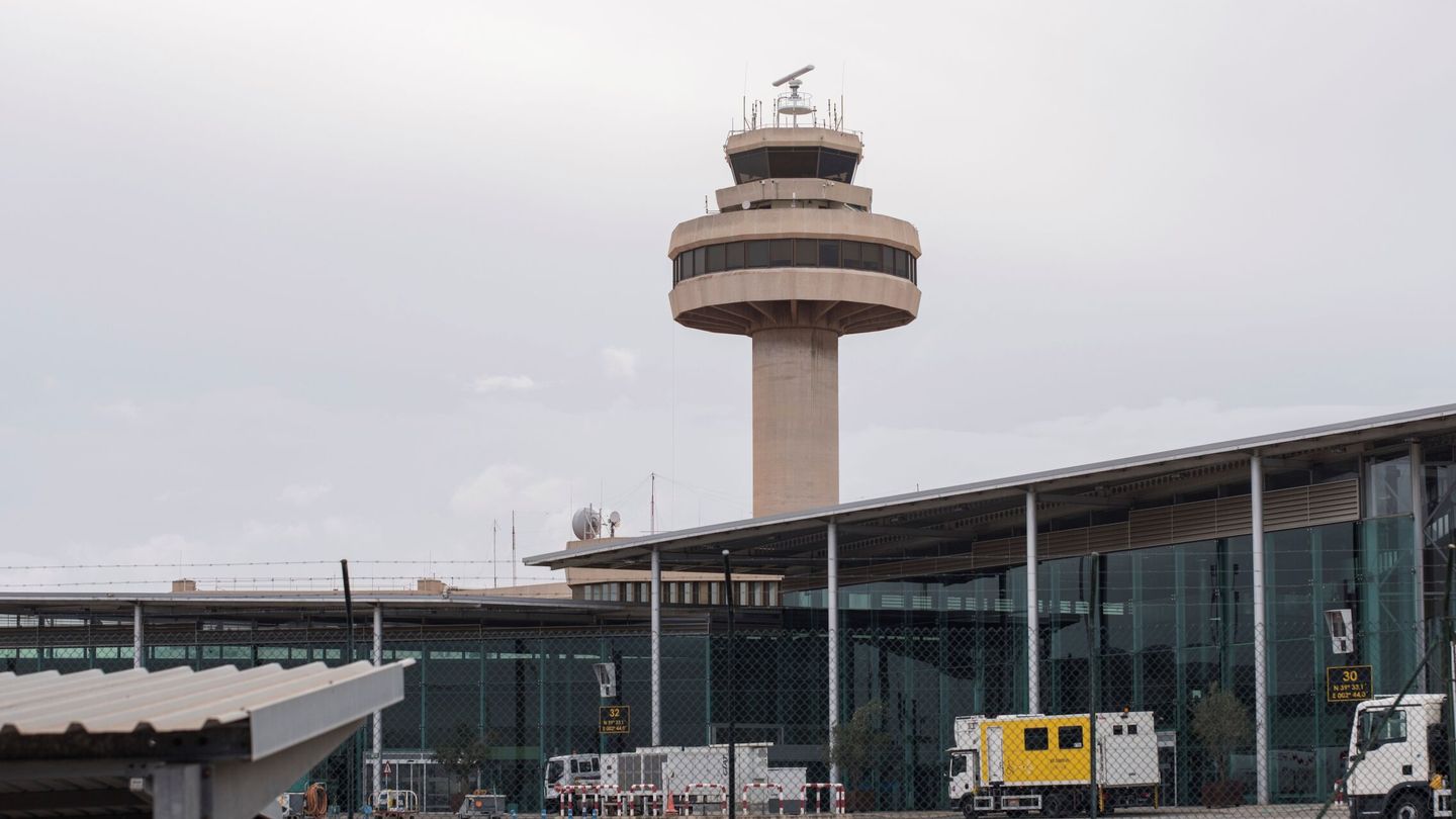 Torre de control del aeropuerto de Palma de Mallorca, tercero con más tráfico de España y el más grande donde se va a privatizar el control aéreo. (EFE/Atienza)