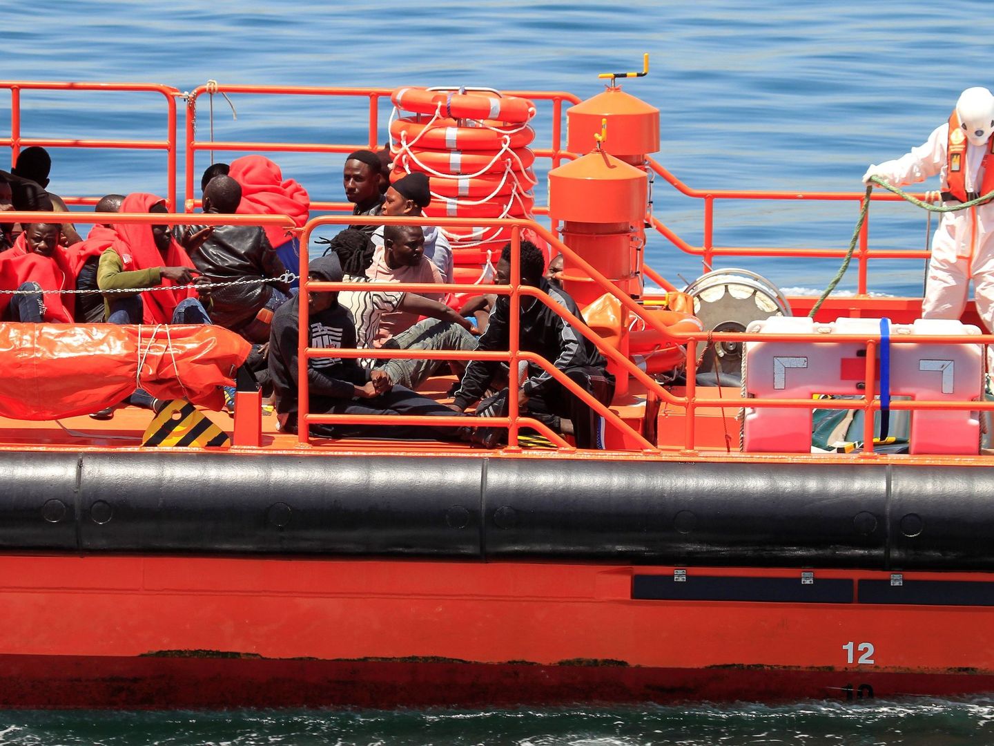 Imigrantes rescatados de una patera cerca de Gibraltar. (EFE)