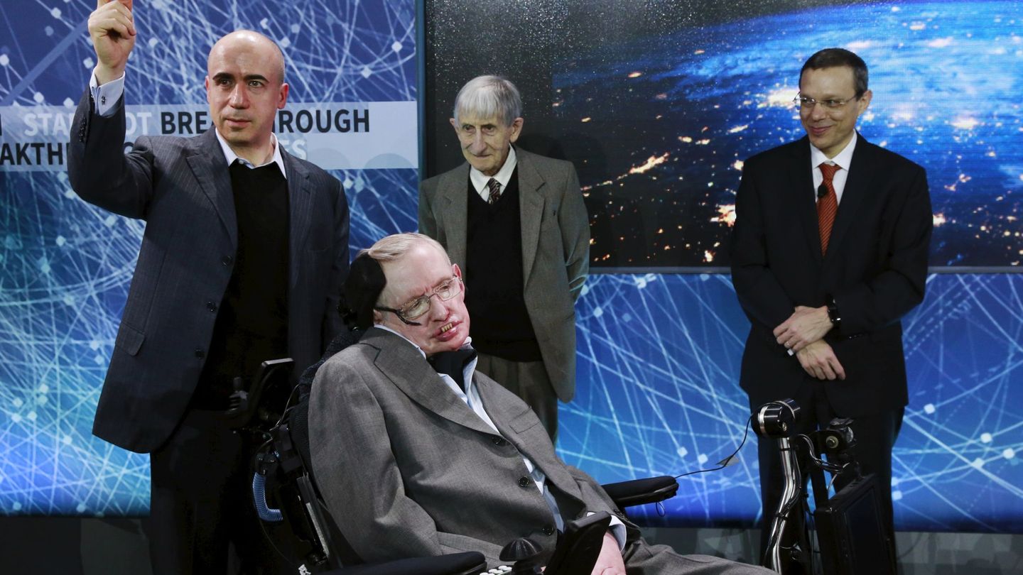 Freeman Dyson (en el centro), detrás de Stephen Hawking, entre el inversor del proyecto Breakthrough Starshot Yuri Milner (izquierda) y el físico y cabeza del proyecto, Avi Loeb (derecha).