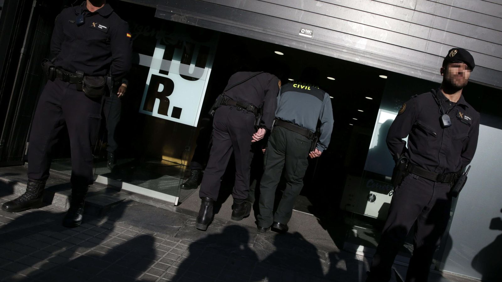 Foto: Agentes de la Guardia Civil han detenido hoy al tesorero de CDC, Andreu Viloca. (Efe)