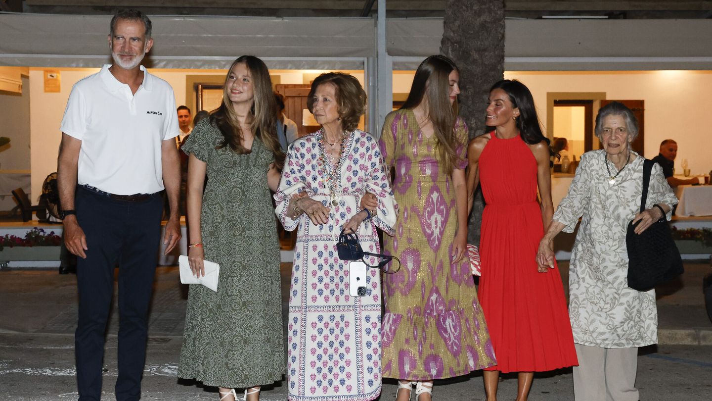 El rey Felipe, la princesa Leonor, la reina Sofía, la infanta Sofía, la reina Letizia e Irene de Grecia, a la salida del restaurante Mia, situado en el Portitxol, en Palma, donde cenaron el sábado. (EFE/Ballesteros) 