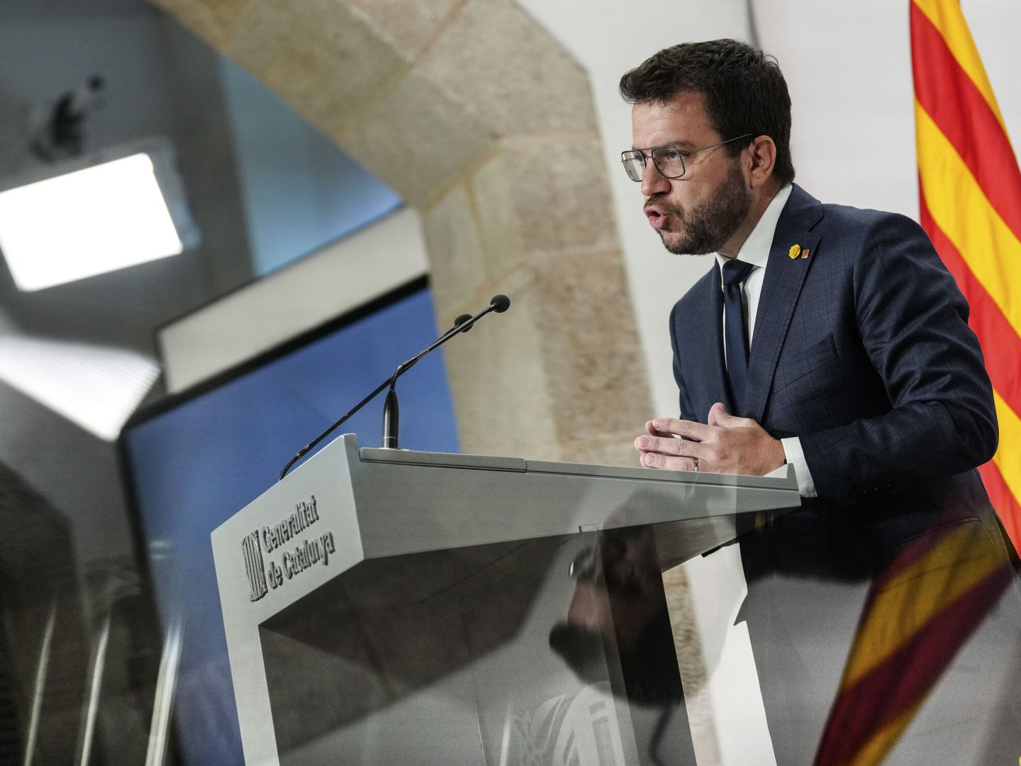 El presidente de la Generalitat, Pere Aragonés, durante la rueda de prensa este martes tras reunión semanal del Govern en el Palau de la Generalitat en Barcelona. (EFE/Enric Fontcuberta)