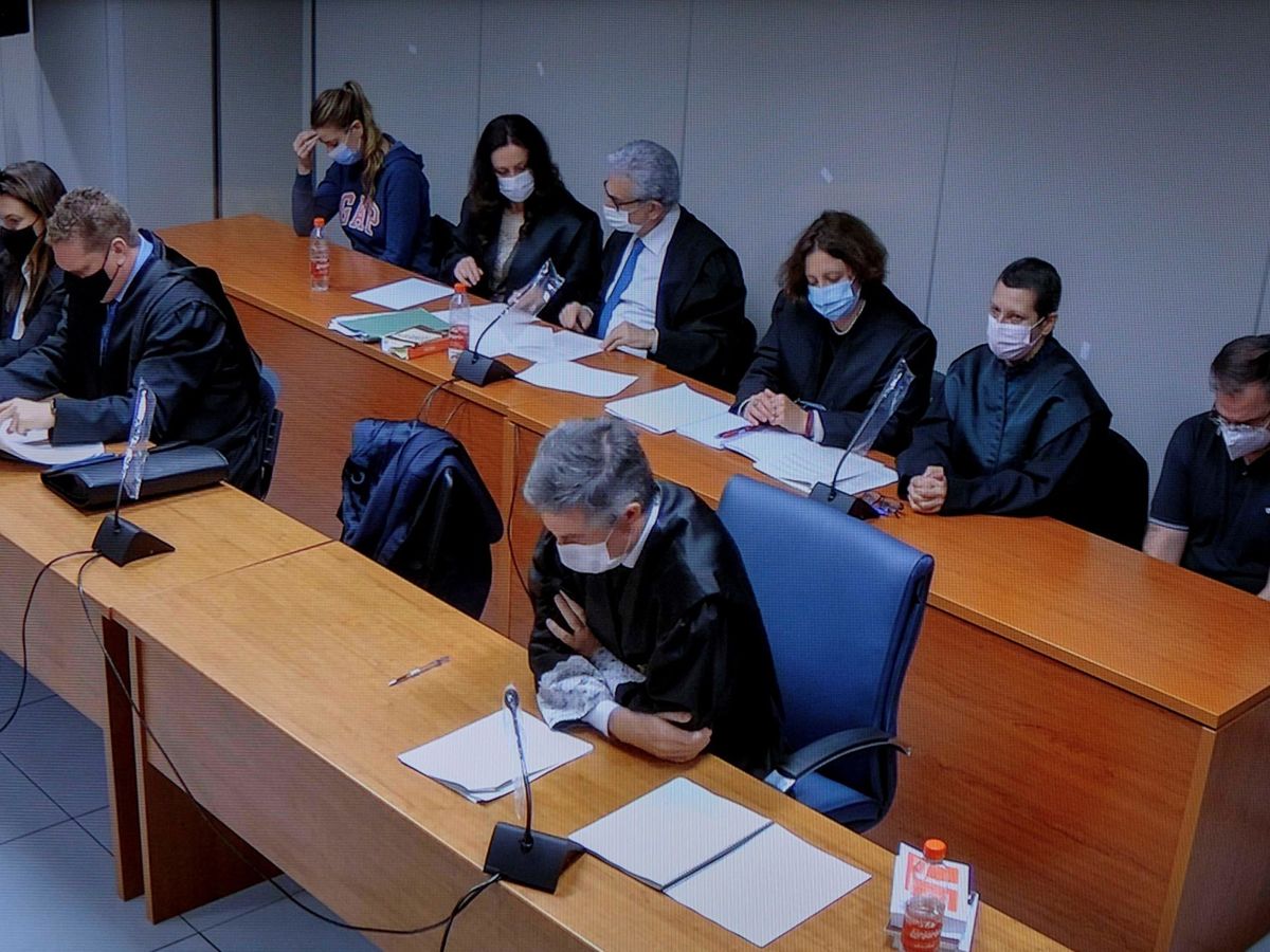 Foto: Imagen de un monitor de la Ciudad de la Justicia de Valencia de María Jesús M., Maje (izq segunda fila) en el momento de la lectura del veredicto. (EFE)