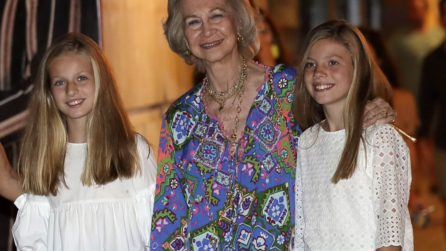 La reina Sofía, con sus nietas en Mallorca. (EFE)