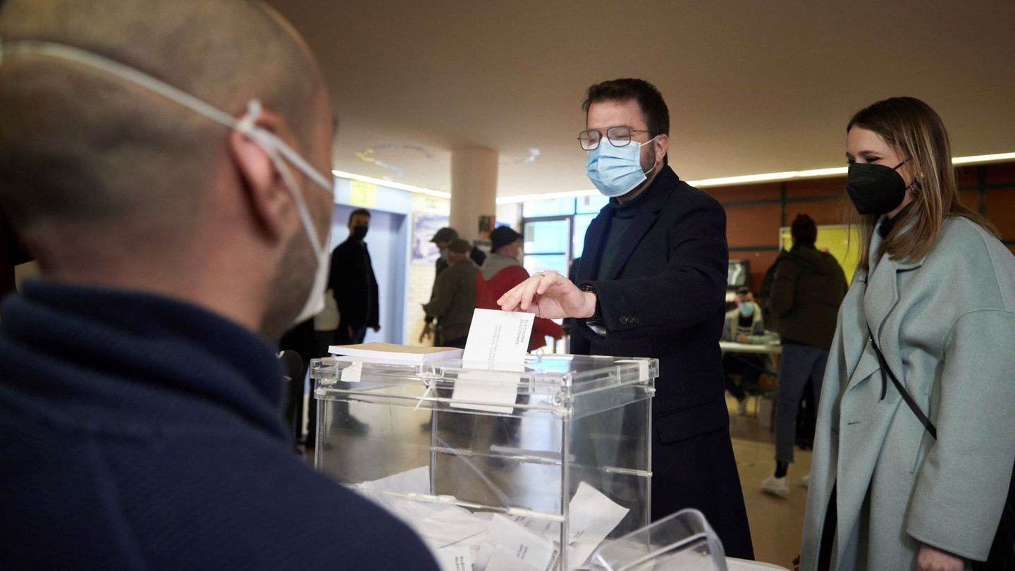 El candidato de ERC a la Presidencia de la Generalitat, Pere Aragonès, deposita su voto. (EFE)