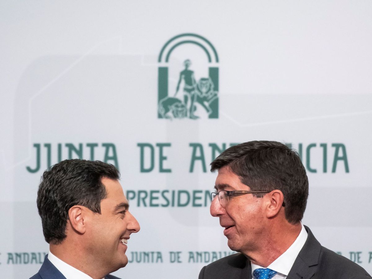 Foto: El presidente de la Junta, Juanma Moreno (i), conversa con su vicepresidente, Juan Marín (d), en una imagen de 2019. (EFE)