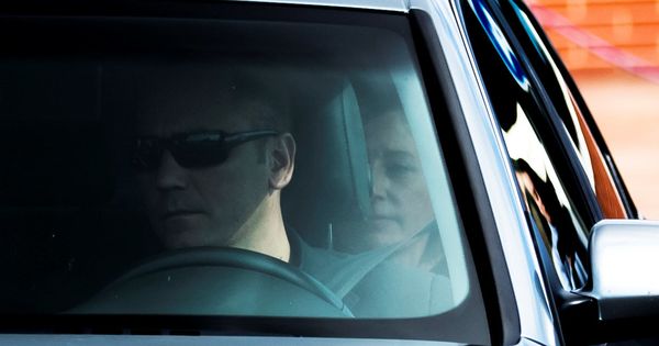 Foto: Carme Forcadell en un coche camino de Cataluña tras salir de prisión (Reuters) 