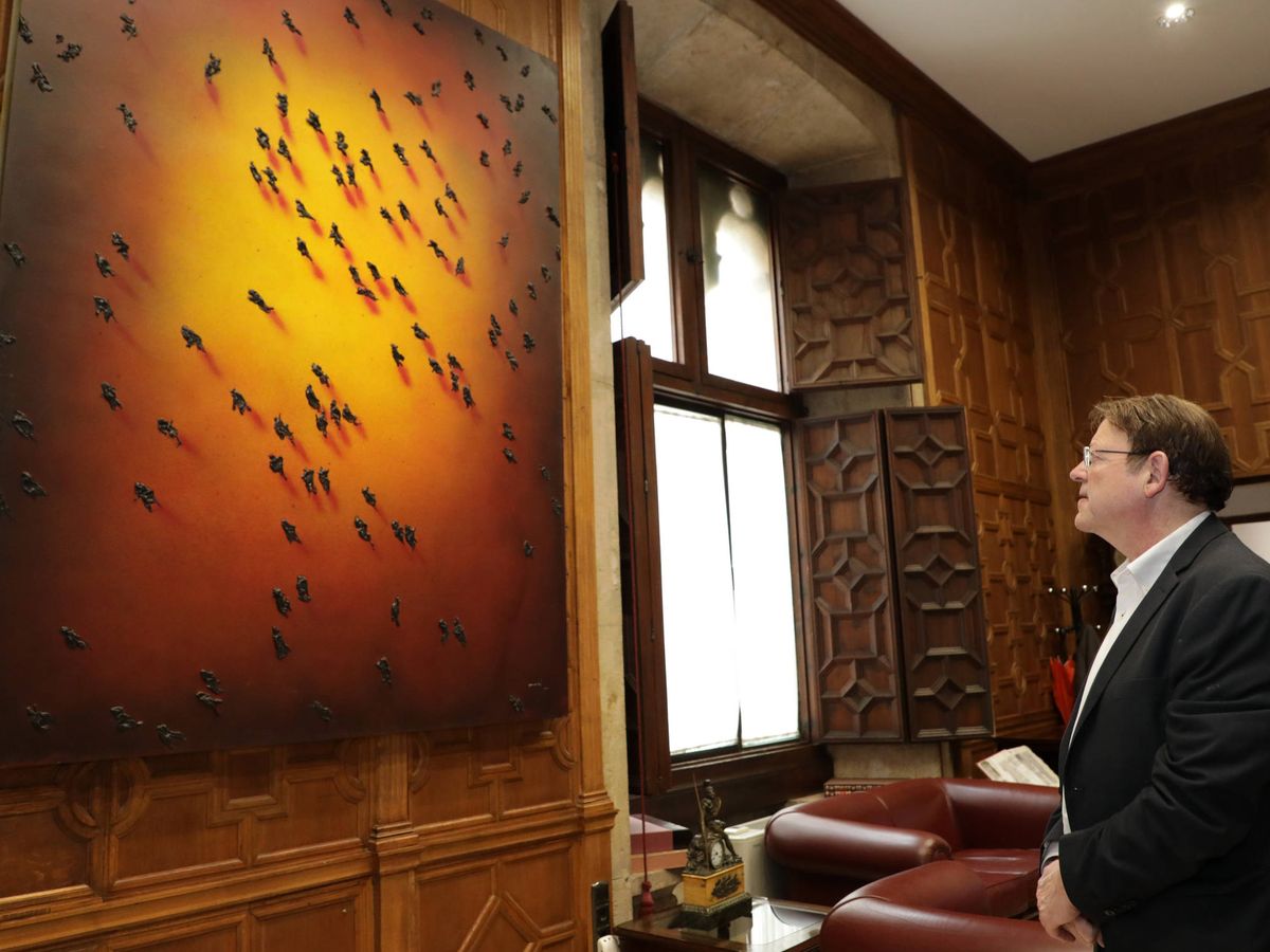 Foto: Ximo Puig observa el cuadro 'Del fuego', de Juan Genovés, colgado en su despacho del Palau de la Generalitat valenciana. (Ana Avellanas)