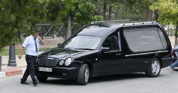 Foto: El coche fúnebre con los restos mortales de Pedro Aunión. (EFE)