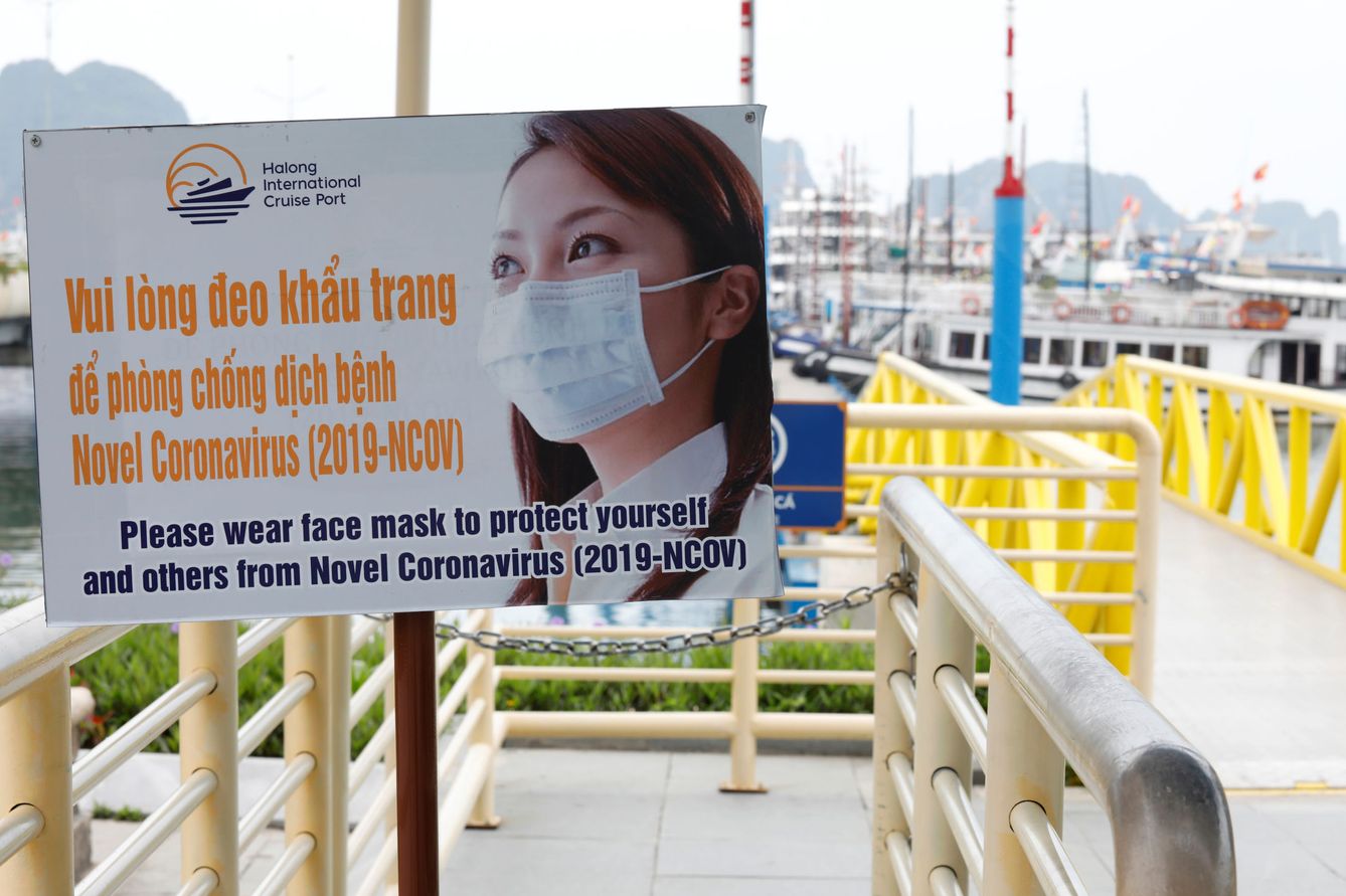 Un cartel sobre el coronavirus en un puerto de la bahía de Ha Long. (Reuters)