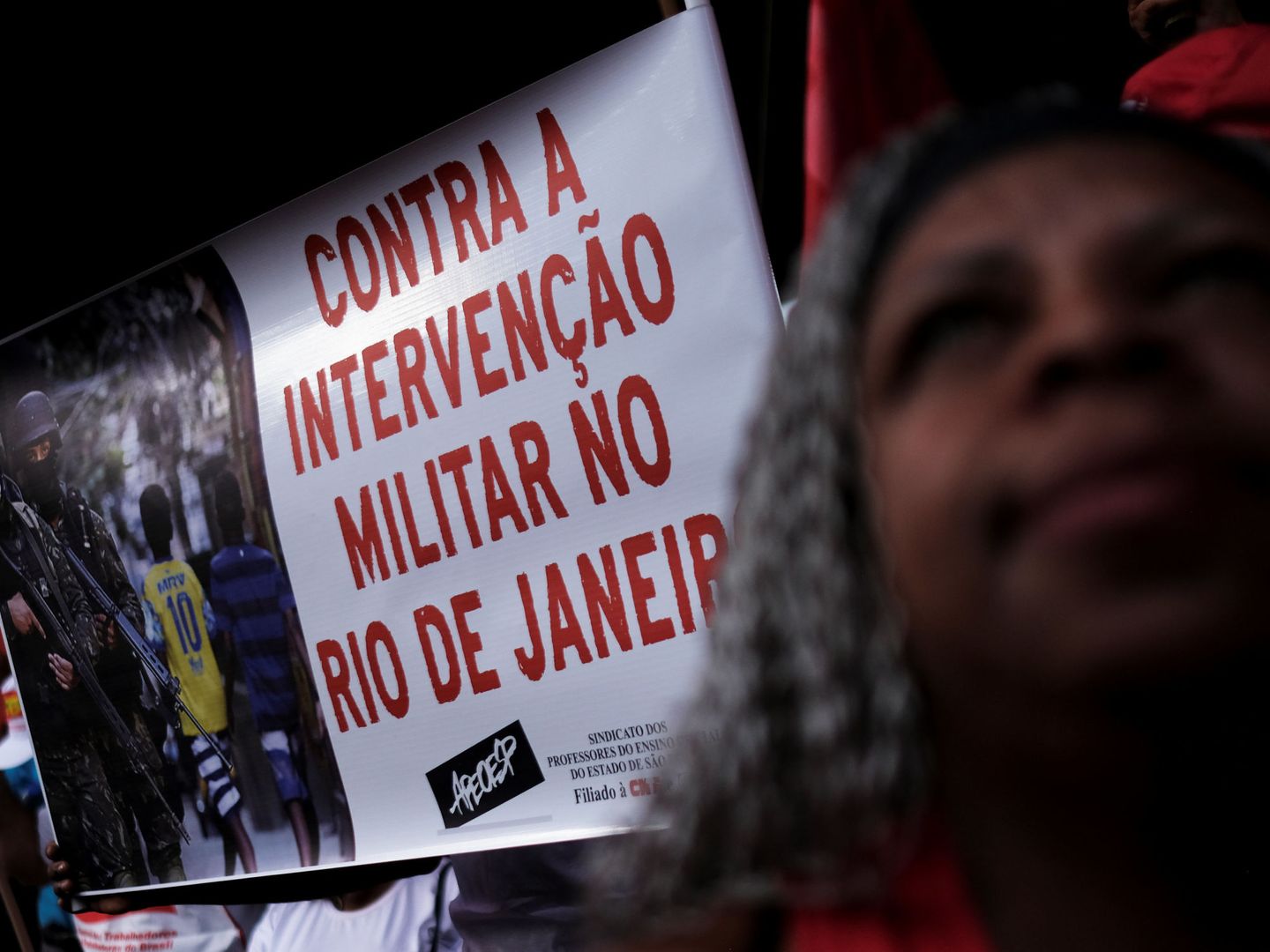 Un manifestante enarbola un cartel contra la intervención militar durante una protesta contra Temer en Sao Paulo, el 19 de febrero de 2018. (Reuters)