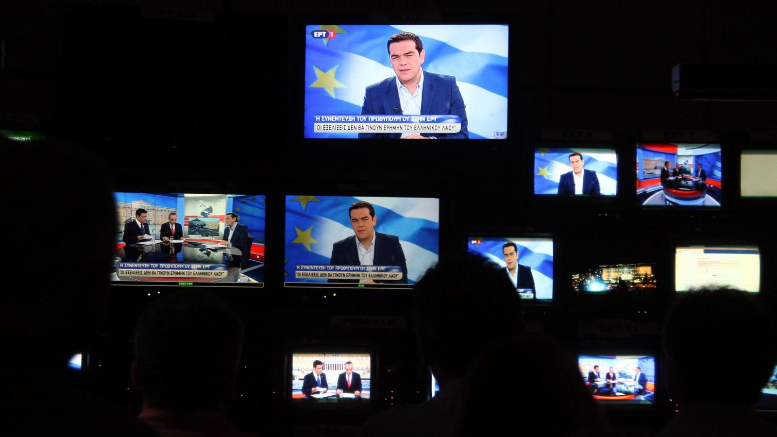 Foto: Varias pantallas emiten una entrevista del primer ministro griego, Alexis Tsipras.