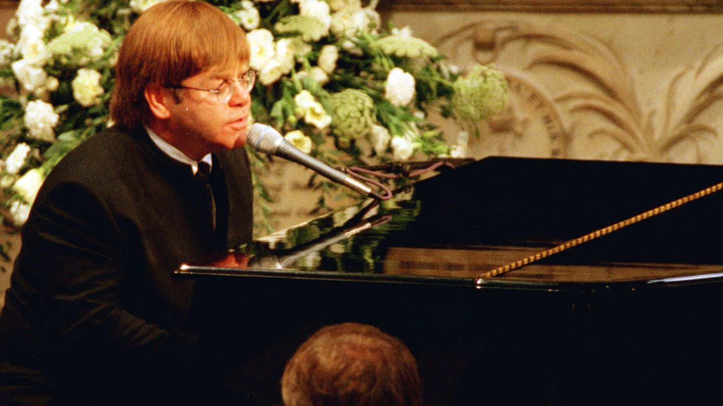 Elton John, en el funeral de Diana. (Reuters)