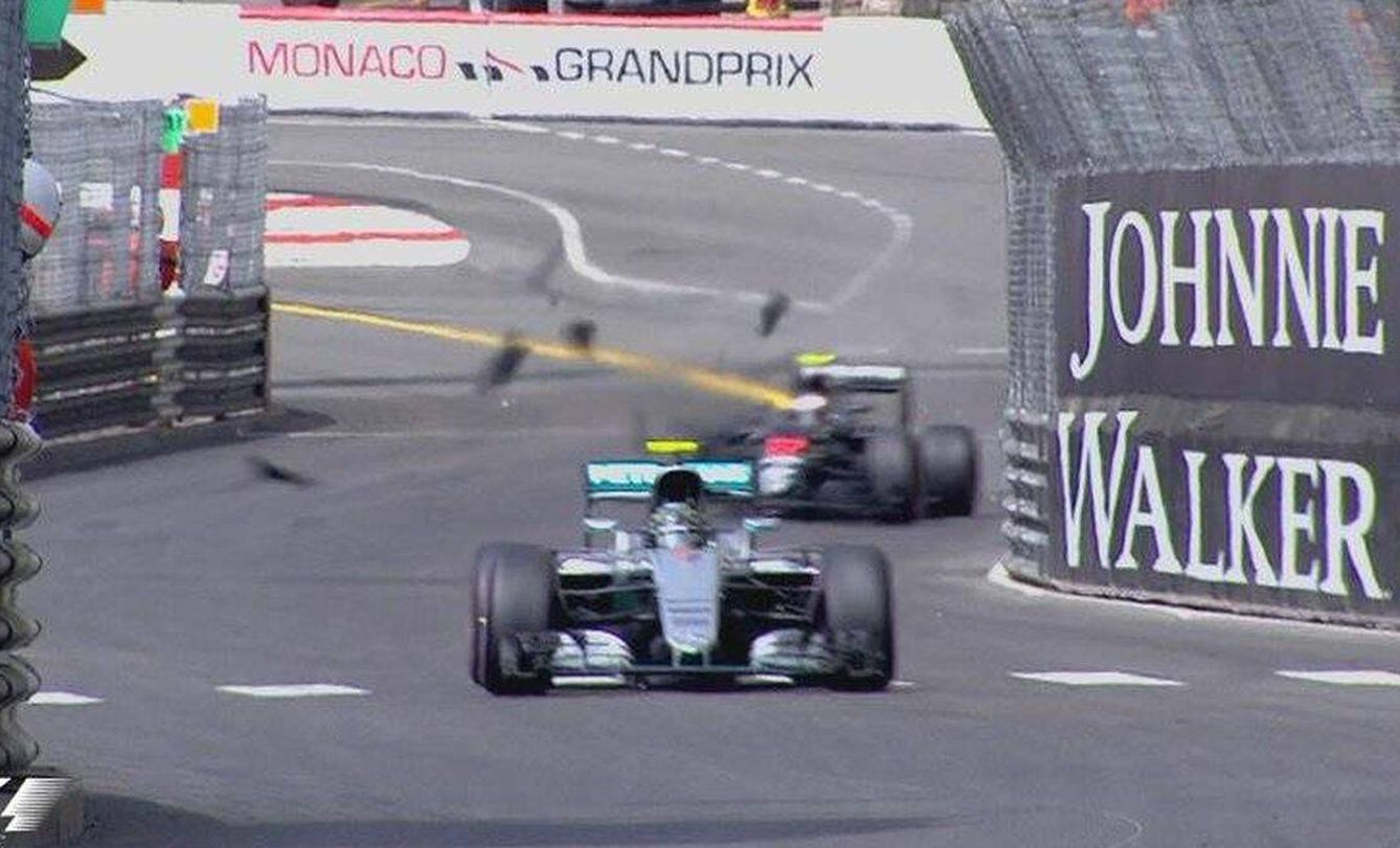Jenson Button impacta con una alcantarilla en Mónaco 2016. (F1)