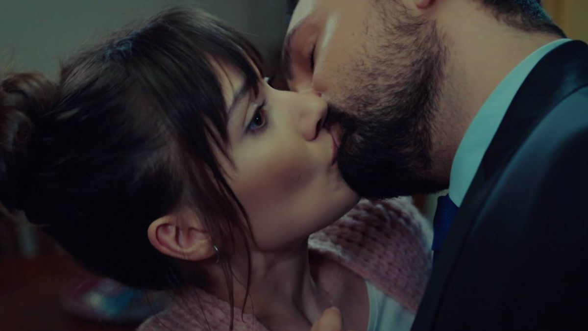Alihan besa por primera vez a Zeynep en 'Pecado original'