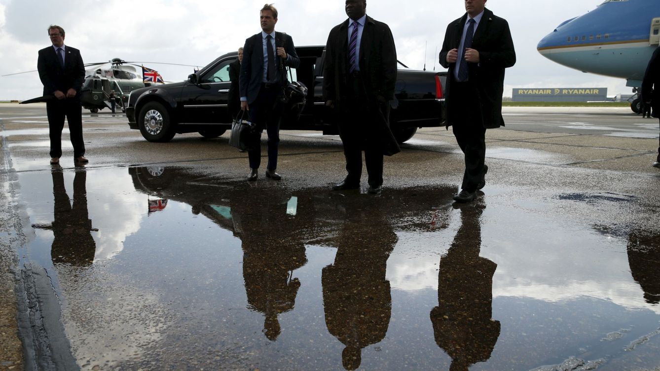 Foto: Personal de seguridad del presidente Obama, junto al Air Force One. (Reuters)