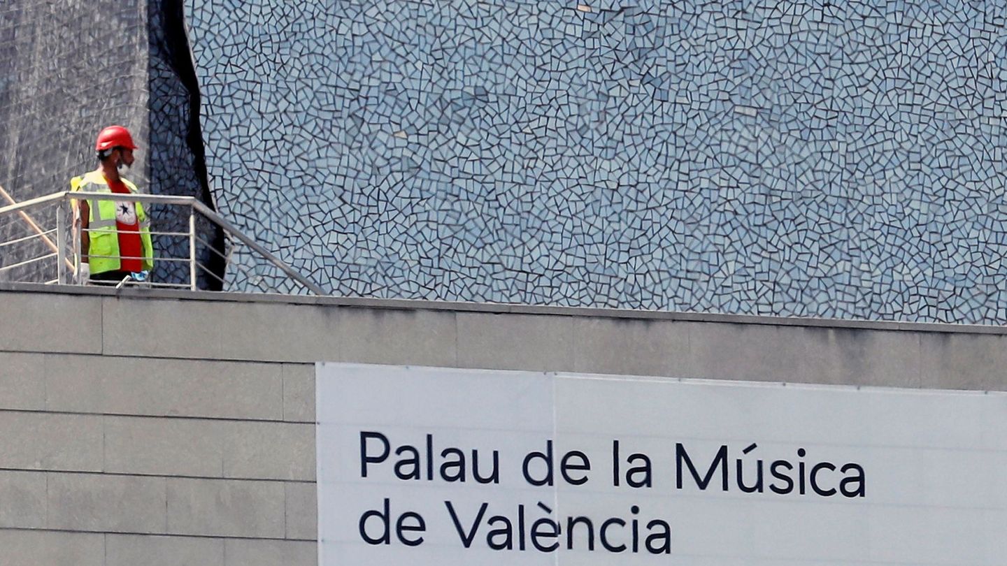 Trabajos de rehabilitación de la fachada de 'trencadís' en el Palau de la Música de Valencia. (EFE)