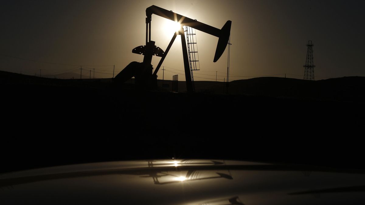La AIE recorta su previsión de crecimiento de la demanda de petróleo por la macro