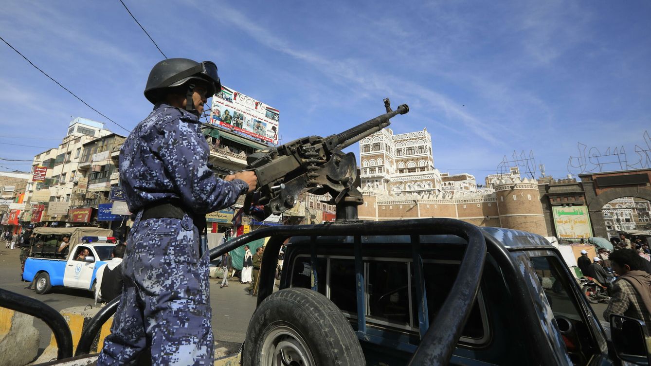 Foto: Un soldado hutí maneja una ametralladora en un vehículo militar durante una protesta en apoyo a Palestina. (EFE/EPA/Yahya Arhab) 