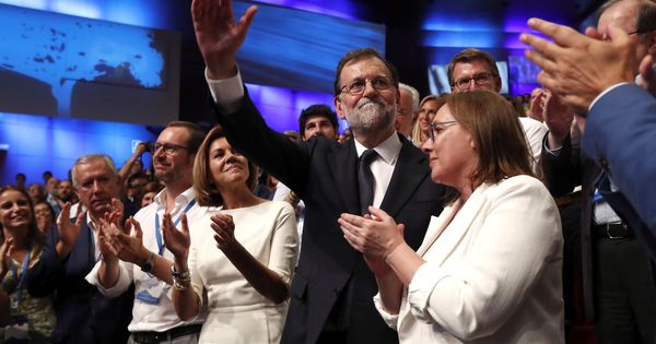 Foto: El expresidente del Gobierno, Mariano Rajoy, junto a su esposa, Elvira Fernández Balboa, y la secretaria general del PP, María Dolores de Cospedal, tras finalizar su intervención en el congreso del PP. (EFE)
