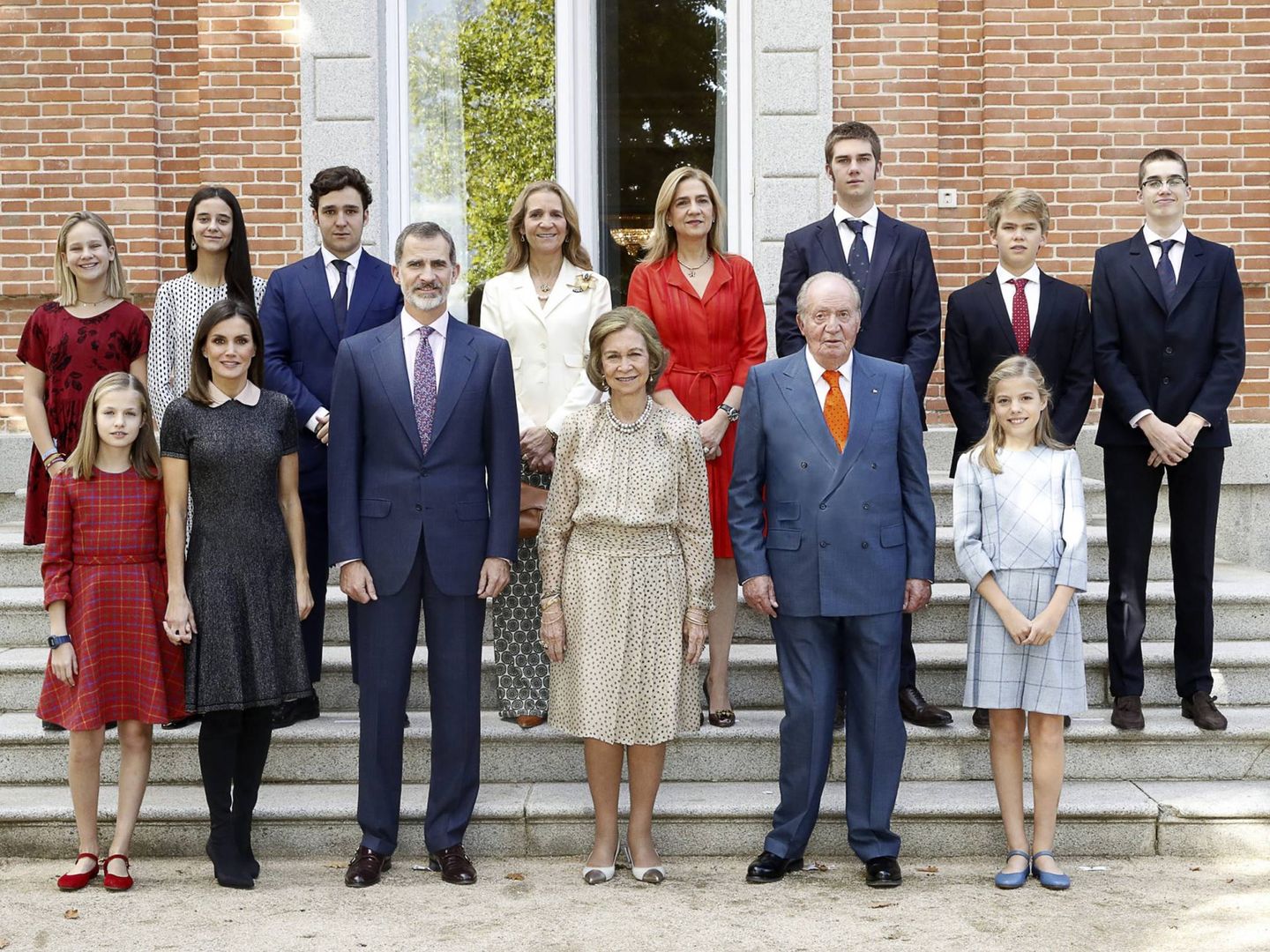La última imagen pública de los Reyes eméritos con sus hijos y nietos, en Zarzuela. (EFE)