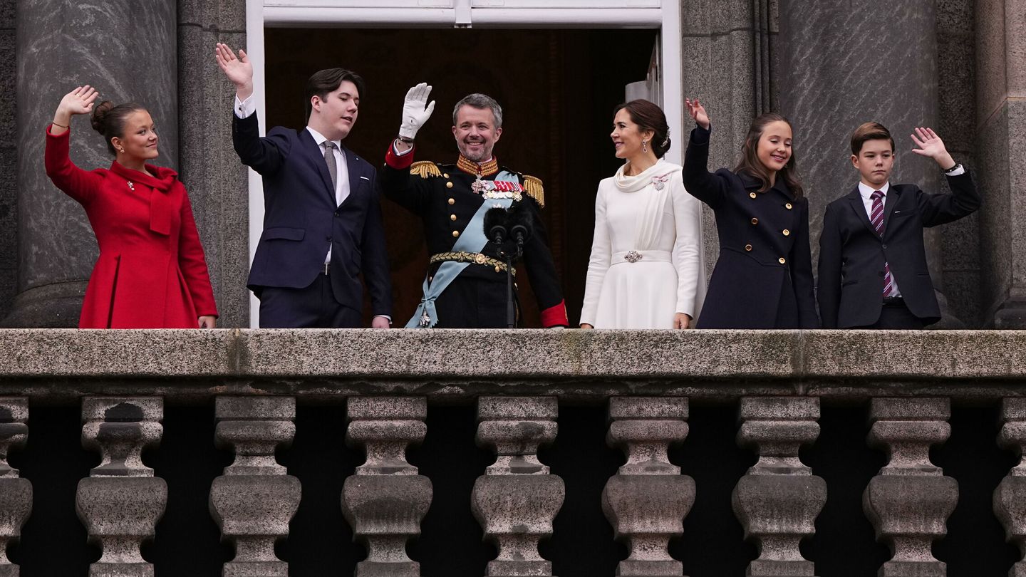 Copenhagen (Denmark), 14 01 2024.- Denmark's royal family (L-R), Princess Isabella, Crown Prince Christian, King Frederik X, Queen Mary, Princess Josephine and Prince Vincent wave from the balcony after the proclamation of the accession to the throne at Christiansborg Palace in Copenhagen, Denmark, 14 January 2024. Denmark's Queen Margrethe II announced in her New Year's speech on 31 December 2023 that she would abdicate on 14 January 2024, the 52nd anniversary of her accession to the throne. Her eldest son, Crown Prince Frederik, is set to succeed his mother on the Danish throne as King Frederik X. His son, Prince Christian, will become the new Crown Prince of Denmark following his father's coronation. (Dinamarca, Copenhague) EFE EPA BO AMSTRUP DENMARK OUT 