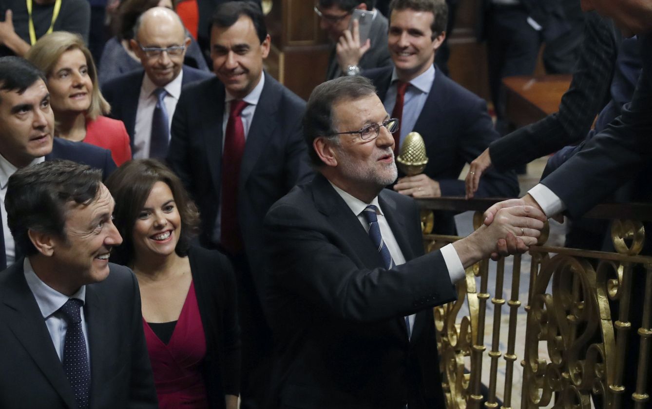 El presidente del Gobierno en funciones y líder del PP, Mariano Rajoy (c), a su salida del hemiciclo tras su discurso de investidura, esta tarde en el Congreso de los Diputados. (EFE)
