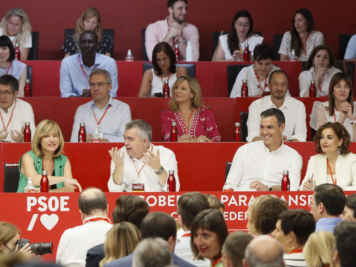 Foto: El presidente del Gobierno, Pedro Sánchez, junto a los nuevos miembros de la cúpula del partido en el comité federal. (EFE/Mariscal)