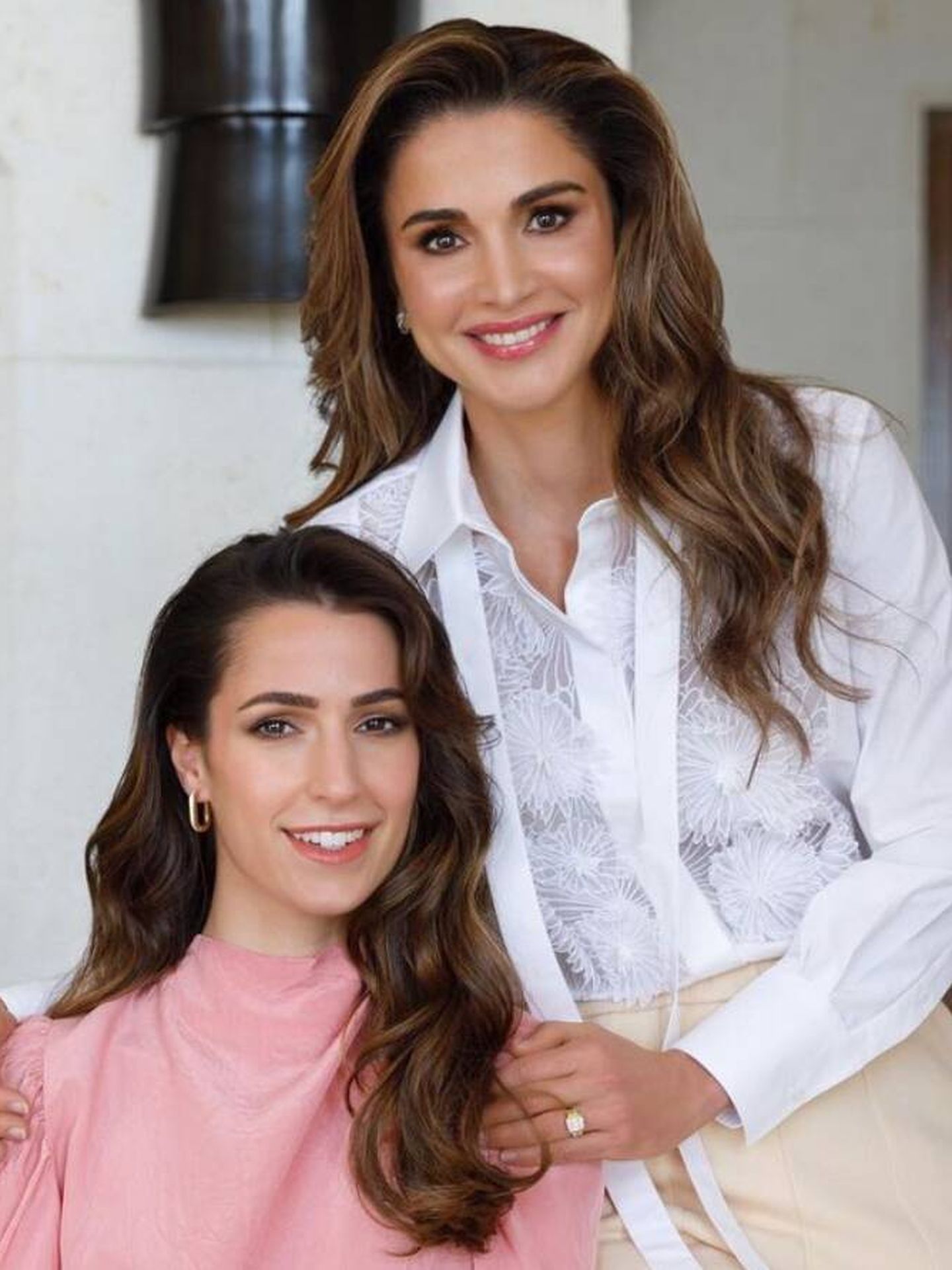 Rajwa al Saif junto a su suegra, la reina Rania. (Instagram)