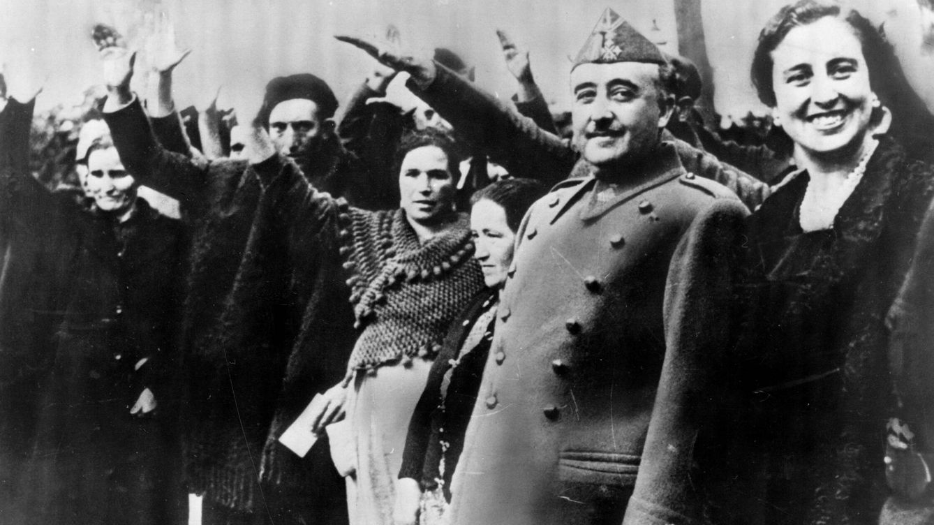 Foto: El dictador militar español, el general Francisco Franco y su esposa, Carmen Polo, son saludados en una recepción en Burgos para premiar a los padres de familias numerosas con sumas de dinero. (Getty Images)