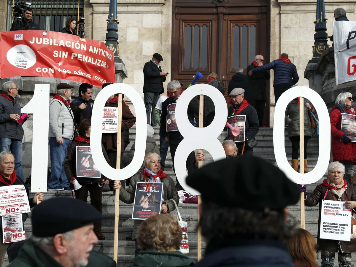 Foto: Jubilados y pensionistas, durante la concentración semanal en Bilbao. (EFE)