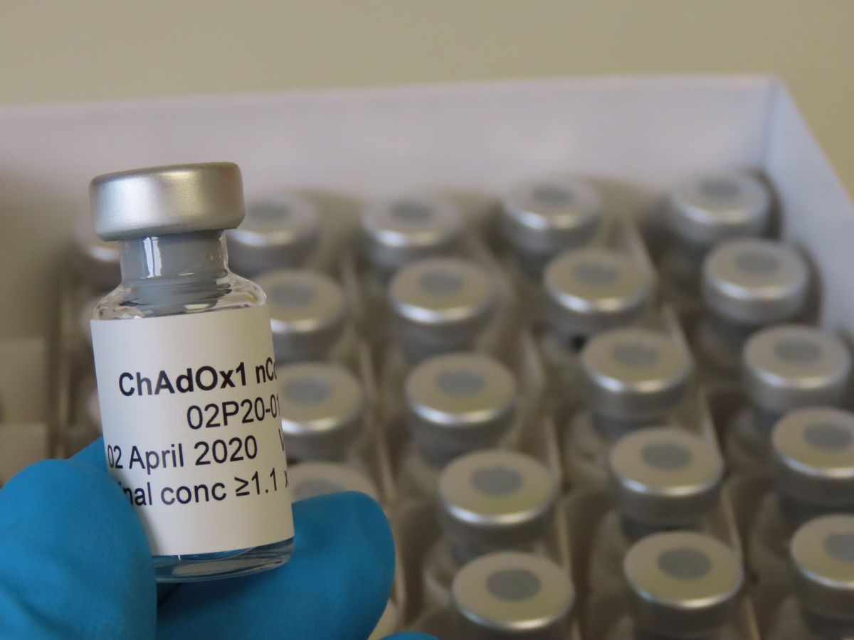 Foto: Vacuna que está probando la Universidad de Oxford (Reuters)
