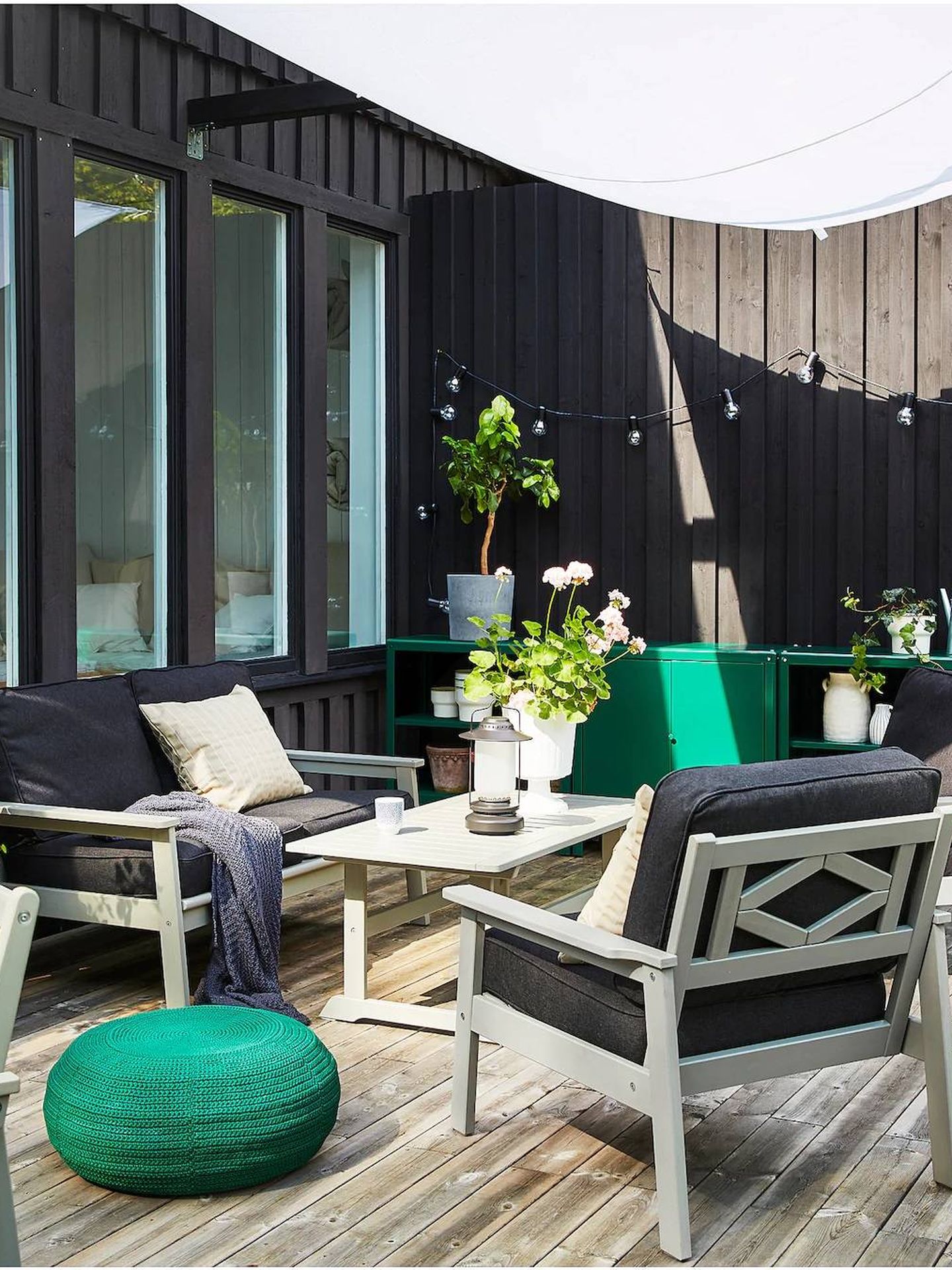 Con este sofá de Ikea puedes disfrutar de tu terraza o jardín. (Cortesía)