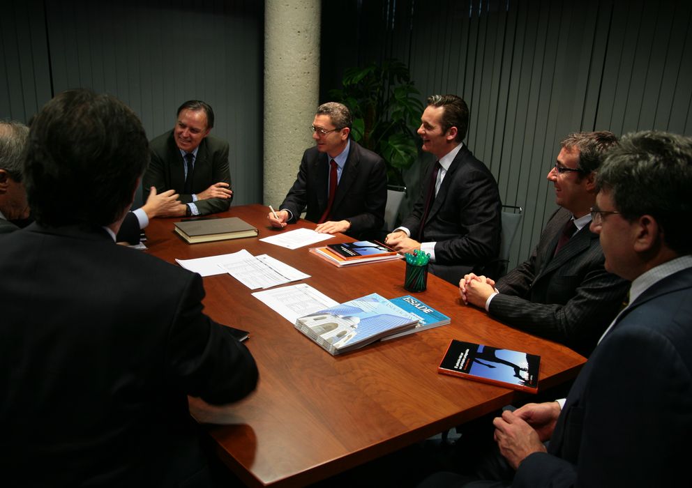 Foto: De derecha a izquierda: Carlos García-Revenga, Diego Torres, Iñaki Urdangarin, Alberto Ruiz-Gallardón, Carlos Losada y Marcel Planellas (de espaldas)