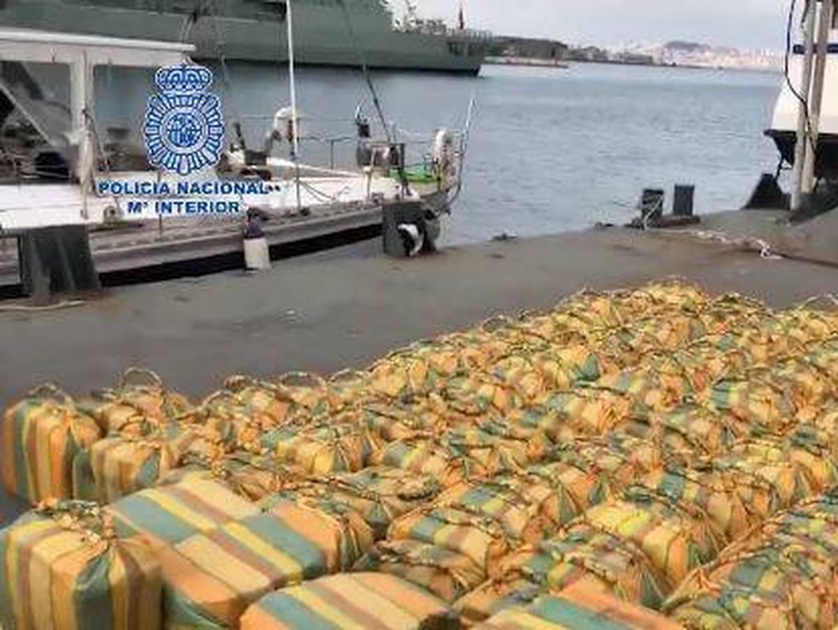 Foto: El alijo de cocaína hallado en un velero, en una operación de las autoridades españolas y portuguesas (Policía Nacional)