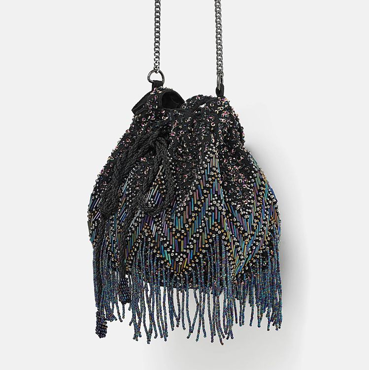 Los bolsos pequeños y decorados con abalorios y pedrería, otro de los imprescindibles de Zara para 2019. (Cortesía de la marca)